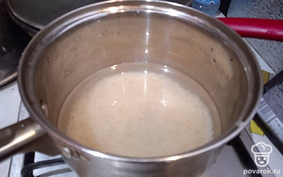 Залейте водой в соотношении 2 части воды на 1 часть риса и варите 10-15 минут.