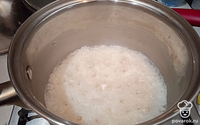 Когда почти вся вода впитается, посолите, подсластите, добавьте ванилин по вкусу. 