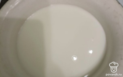 Доведите молоко до кипения, добавьте сахар.