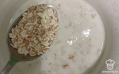 Всыпьте хлопья в кипящее молоко.