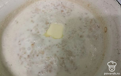 Варите, постоянно помешивая, 5 минут, добавьте сливочное масло в конце.