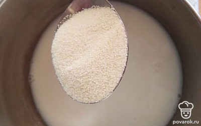 В холодное молоко засыпать крупу, 4 столовые ложке с горкой, сахар и соль. Оставить на 10 минут набухать, потом на огонь, довести до кипения, затем варить на медленном огне приблизительно 5 минут, постоянно помешивая.