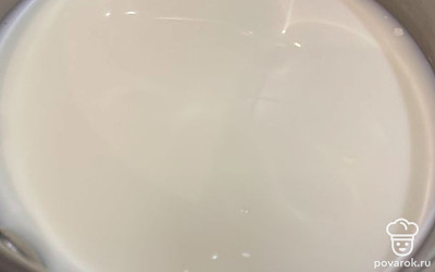 Наливаем в кастрюлю воду и молоко. Доводим до первых признаков кипения.