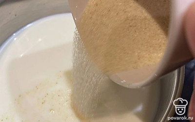 Постепенно медленно всыпаем манную крупу и непрерывно мешаем ложкой. 