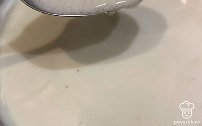 Немного солим. Перемешиваем и варим на медленном огне 5-7 минут, постоянно помешивая.