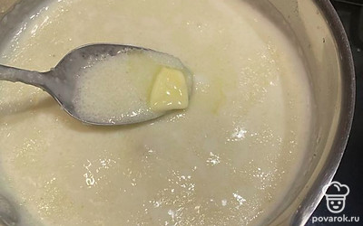 Накладываем кашу в тарелку, кладём кусочек сливочного масла и добавляем вместо сахара смесь из сухофруктов.