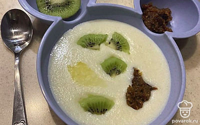 Перед подачей можно украсить фруктами.