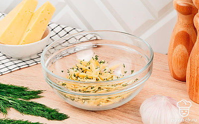 Сыр натрите на крупной терке. Сливочное масло нарежьте небольшим кубиком. Чеснок и зелень измельчите. Приготовьте начинку для багета: в миске смешайте сыр, чеснок, зелень и сливочное масло.