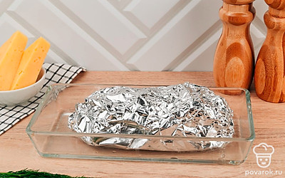 Плотно оберните багет фольгой и поставьте в разогретую духовку на 15 минут. Выпейте при температуре 200 ⁰С.