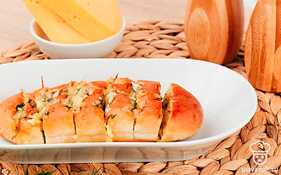 Снимите фольгу. Багет готов. Его можно подавать как теплым, так и холодным.