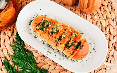 Украсьте багет мелко нарубленной свежей зеленью.