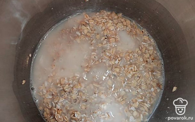 Овсянные хлопья залить водой и поставить вариться на плиту. 