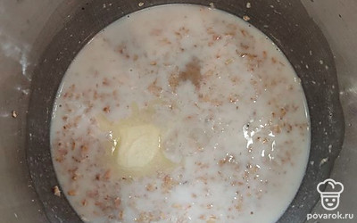 Через 5 мин после закипания добавить молоко, соль, половину сахара и половину масла. Варить до готовности.
