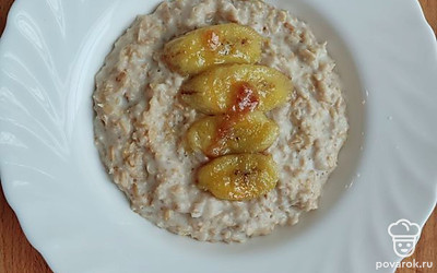 Готовую кашу выкладываем в тарелку, сверху украшаем дольками банана. Приятного аппетита! 