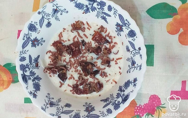 Овсяная каша на молоке с финиками и шоколадом — Рецепт с фото