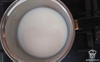 В кастрюлю налить молоко, довести до кипения добавить соль. Убавить огонь.
