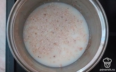 Всыпать овсяные хлопья. Периодически помешивая, варить на медленном огне 10 минут. В конце варки добавить сливочное масло.