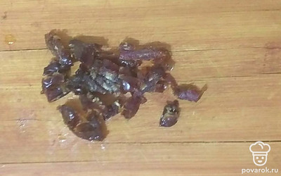 Финики порезать небольшими кусочками, шоколад натереть на тёрке.