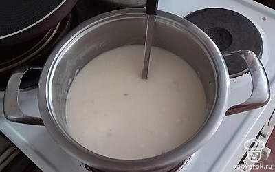 Промойте крупу, добавьте литр воды и варите 30 минут, затем добавьте 800 мл молока, сахар, соль, масло, варите еще 30 минут на медленном огне, постоянно помешивая