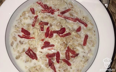 Огонь выключаем и настаиваем кашу пару минут. Готовую кашу раскладываем по порционным тарелкам.