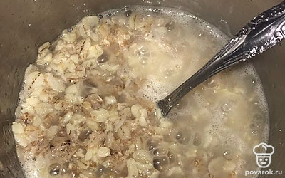 Вскипятим 2 стакана воды, засыплем стакан овсяных хлопьев. На небольшом огне варим хлопья в течение 5-7 минут с небольшой щепоткой соли для баланса вкуса.