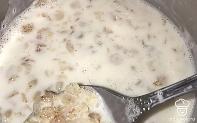 Добавляем 1 стакан молока, доводим до кипения и варим 5 минут, пока хлопья полностью не будут готовы.