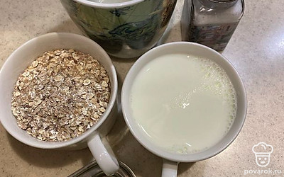 Подготавливаем овсяные хлопья с отрубями и семенами льна.