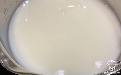 Наливаем в кастрюлю воду и молоко, доводим до кипения.