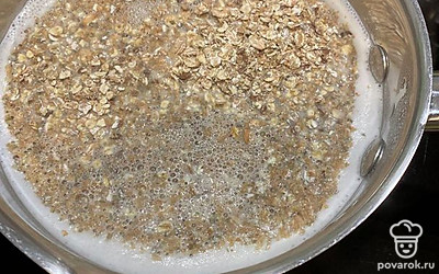 Всыпаем хлопья и варим на медленном огне 8 минут.