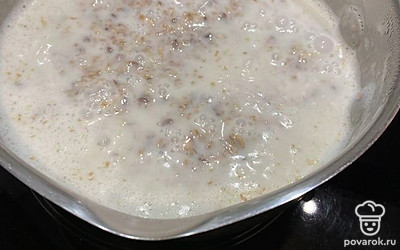 Настаиваем кашу несколько минут и добавляем кусочек сливочного масла.