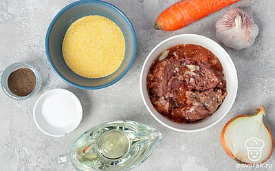 Морковь промойте и очистите от кожуры, нарежьте тонкой соломкой. Репчатый лук и чеснок очистите от шелухи, помойте, лук нарежьте кубиками, чеснок измельчите в прессе. Укроп промойте и обсушите бумажными полотенцами, мелко порубите.