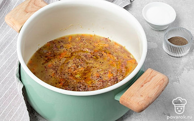 Приготовьте кукурузную кашу с тушенкой. В кастрюлю с овощами и тушенкой выложите кукурузную крупу и чеснок. Налейте воду, посолите, поперчите и перемешайте. Доведите до кипения и убавьте огонь до минимального. Готовьте кашу 40 минут.