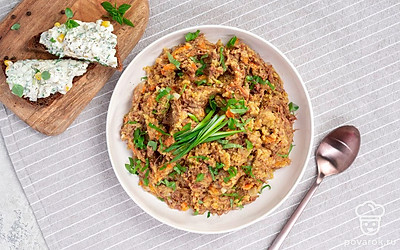 Перед подачей посыпьте кашу с тушенкой свежим укропом.