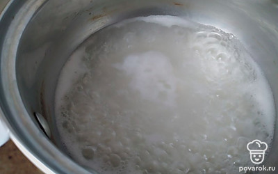 Промойте рис под проточной водой до тех пор, пока вода не станет прозрачной. Залейте рис питьевой водой и доведите до кипения. Посолите и варите 10 минут, пока не выпарится вода.