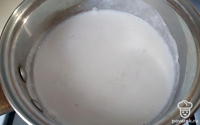 Залейте в рис молоко, перемешайте, добавьте сахар по вкусу. Дайте закипеть и варите на медленном огне ее ещё 10 минут до загустения.