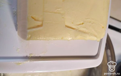 В конце варки добавьте кокосовую стружку и сливочное масло. Накройте крышкой и дайте настояться минут 10-15.