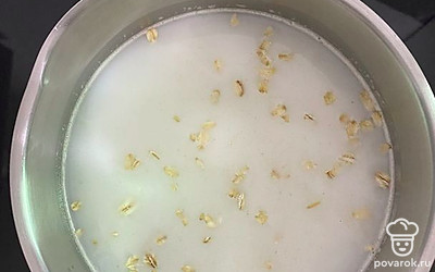 Налейте воду и молоко, добавьте овсянку, соль, сахар, поставьте на средний огонь и варите 15 минут.