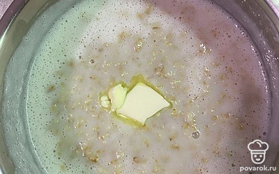 Добавьте сливочное масло.