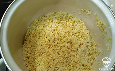Пшенную кашу тщательно промойте и ошпарьте кипятком, чтобы ушла горечь.