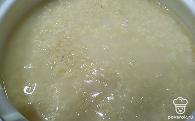 Выложите крупу в кипящую подсоленную воду, добавьте соль, масло и варите на маленьком огне до готовности, примерно 25 минут, постоянно помешивая.