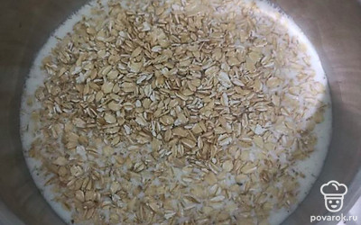 Положите крупу в холодное молоко и сразу убавьте огонь. Так каша не пригорает.