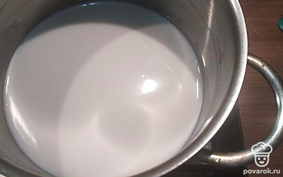 Молоко налейте в кастрюльку, доведите почти до кипения.