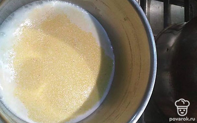 Всыпьте в кастрюльку поленту, добавьте соль, сахар. Постоянно помешивая готовьте 5 минут.