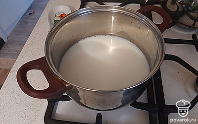 Смешайте в кастрюле воду и молоко, доведите до кипения.