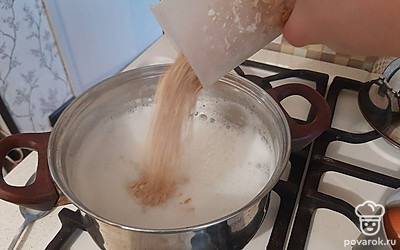 В кипящее молоко с водой всыпьте геркулесовые хлопья.