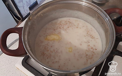 Добавьте сливочное масло, накройте кастрюлю полотенцем и придавите под крышкой. Дайте настояться 10 минут.