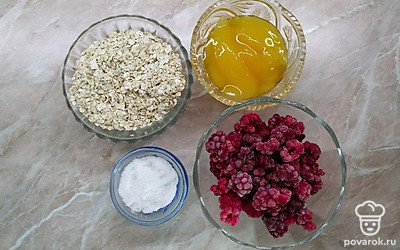 Свежую малину промойте и обсушите на бумажном полотенце. Замороженную ягоду можно не размораживать.