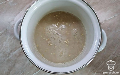 В кастрюлю налейте воду, доведите до кипения, посолите и всыпьте, хорошо помешивая, овсяные хлопья. Варите 15 - 20 минут на медленном огне до загустения.