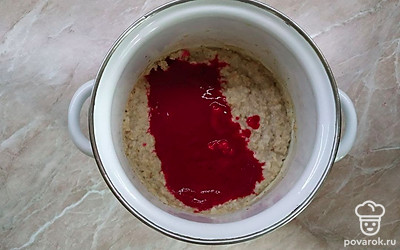 Пробейте малину погружным блендером. Получившееся пюре перетрите через сито, чтобы удалить ягодные косточки, и добавьте к овсянке, за пару минут до готовности. Доведите до кипения, выключите огонь и оставьте на 10 - 15 минут для упревания.