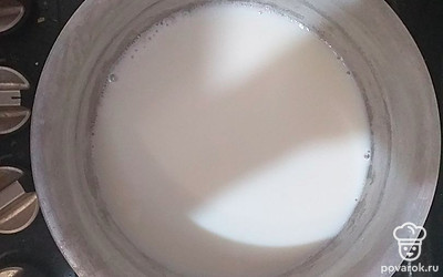 Молоко вылейте в кастрюлю, доведите до кипения.